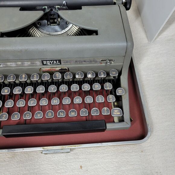 Vintage Royal Typewriter Quiet De Luxe Gray Magic with Portable Case Mid Century - Picture 10 of 16